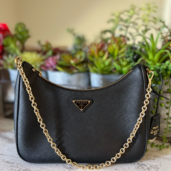 SOLD ✨Prada Re-Edition 2005 in Saffiano GHW✨ - Picture 4 of 16